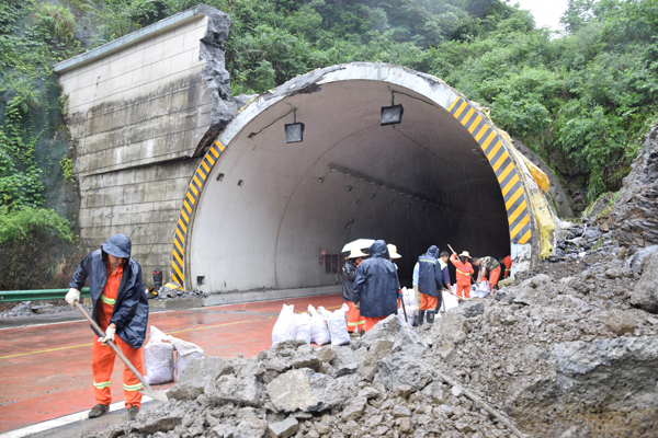 18个小时鏖战,200余人次投入,宣黔高速大岩坝隧道端墙垮塌抢险任务